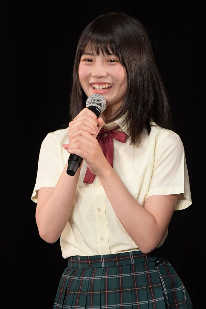 「意外にマンゴー」センター発表時の小畑優奈(C)AKS