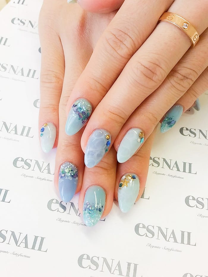 シアーブルーを3色使った夏ネイル/画像提供:esNAIL