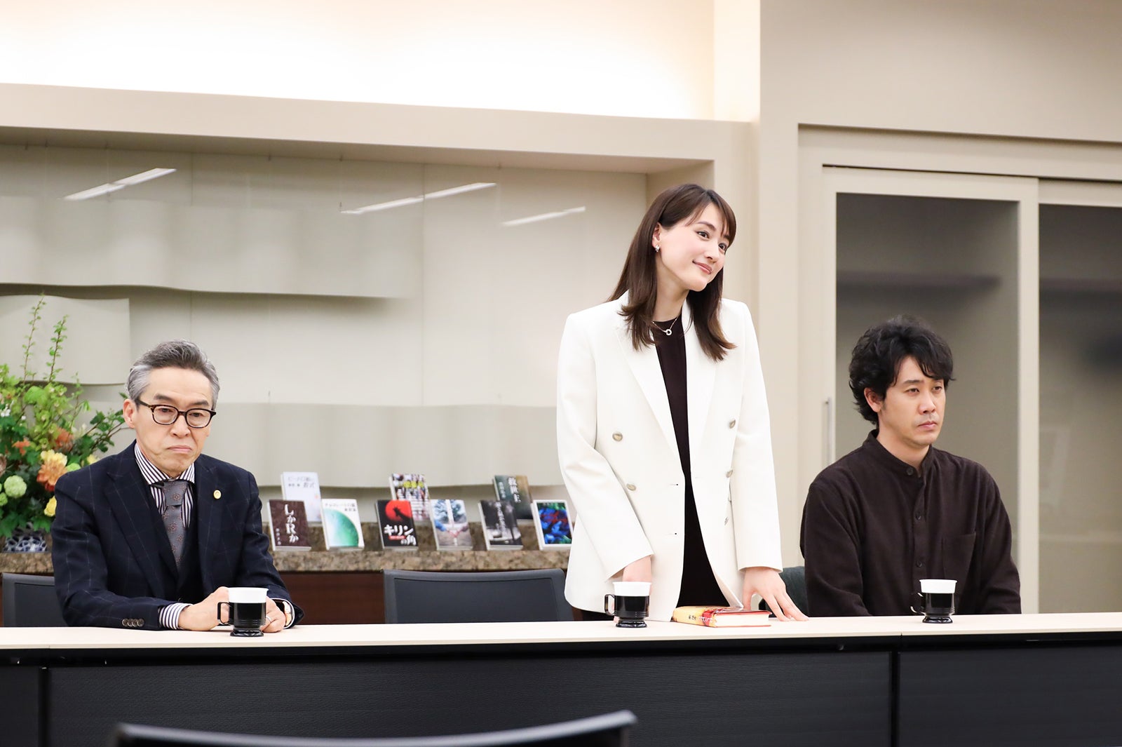 浅野和之、綾瀬はるか、大泉洋／「元彼の遺言状」第4話より（C）フジテレビ