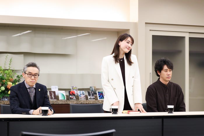 浅野和之、綾瀬はるか、大泉洋/「元彼の遺言状」第4話より(C)フジテレビ