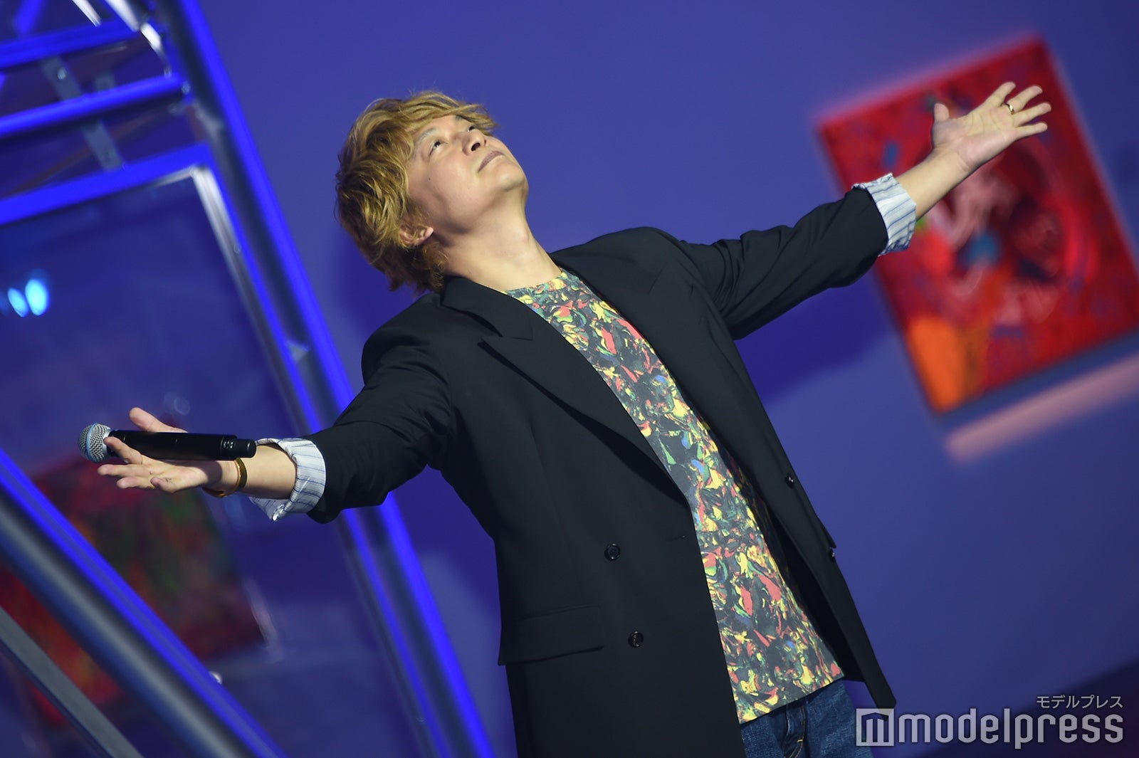 「パーフェクトビジネスアイドルです！」とコメントし、拍手を浴びる香取慎吾 （C）モデルプレス