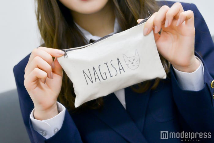 なぎちゃんが愛用するポーチにはNAGISAと愛猫のイラストが(C)モデルプレス