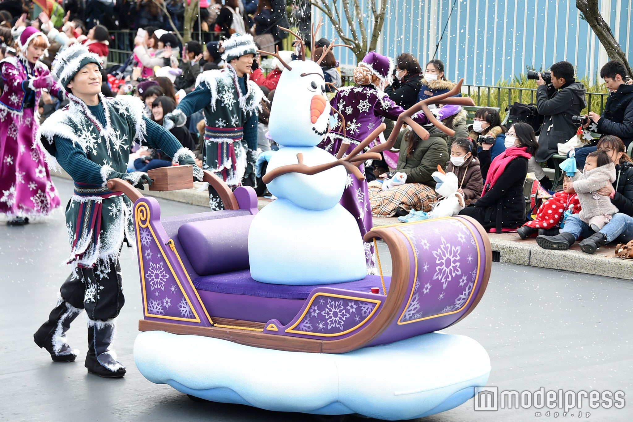 ソリを押す凍りついて付いてしまった街の人たち／「フローズンファンタジーパレード」（C）モデルプレス
