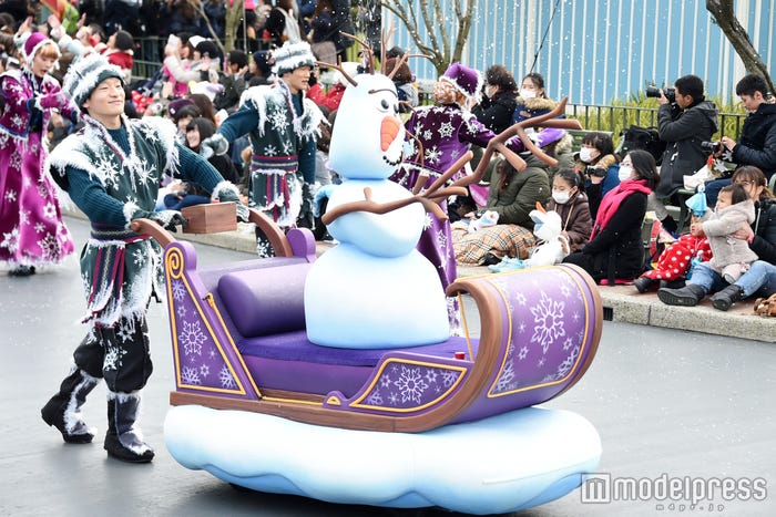 ソリを押す凍りついて付いてしまった街の人たち/「フローズンファンタジーパレード」(C)モデルプレス