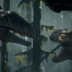 （左）ギガノトサウルスと対峙する（右）T-レックス