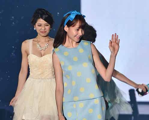 トリンドル玲奈の艶肌美脚にうっとり キュートな笑顔に歓声の嵐