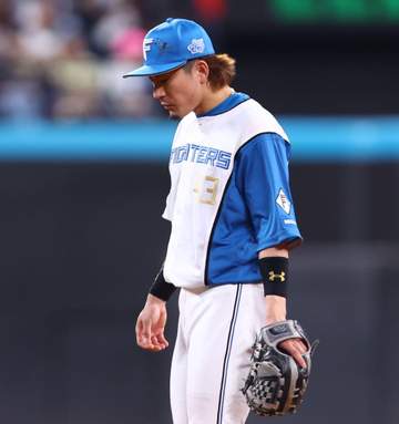 日本ハム戦でほっこり珍事 遊撃手の水野、帽子にトンボが止まったままゴロさばく SNS沸く「可愛いw」「幸運のトンボだ」