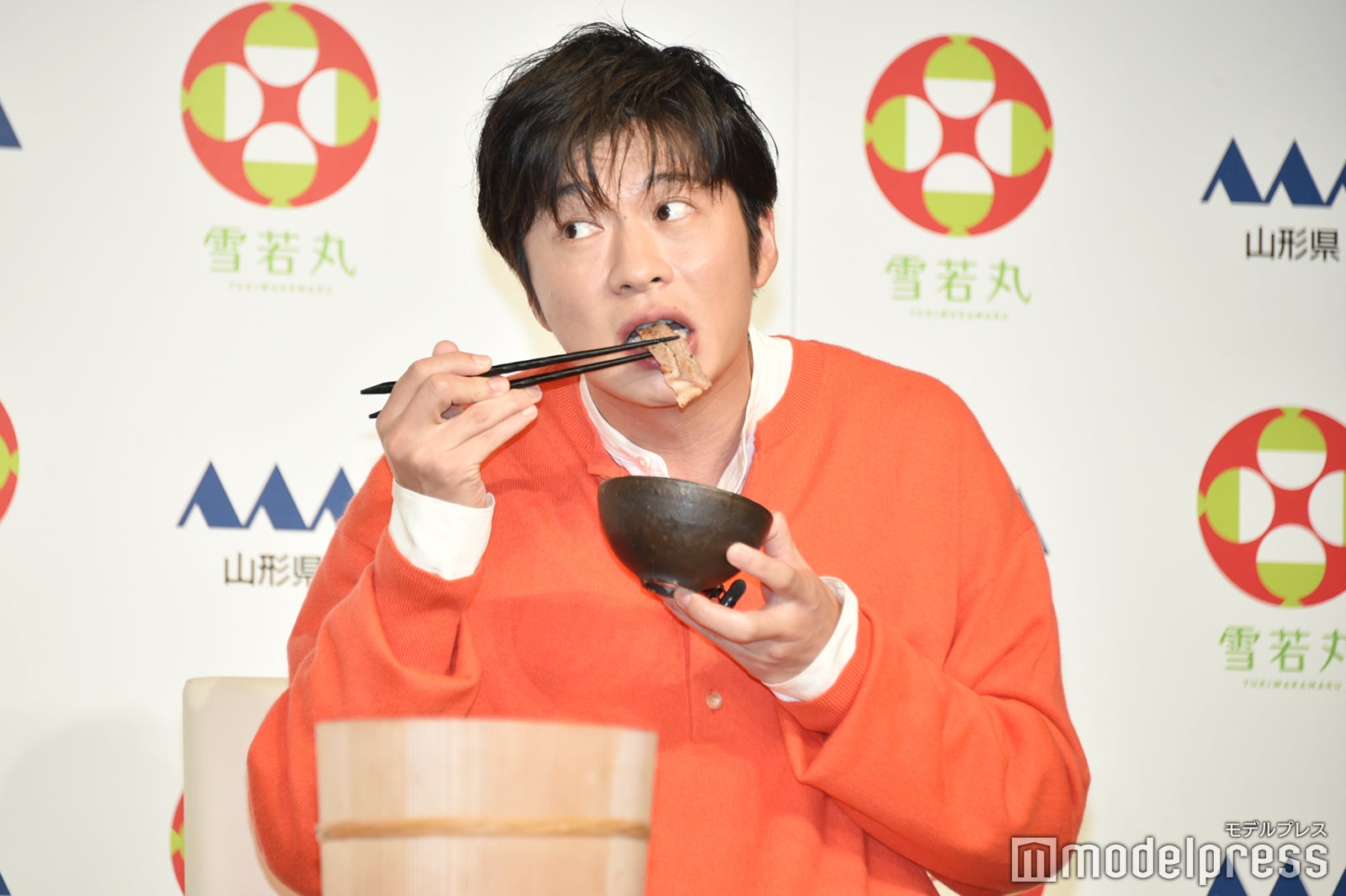 山形牛ステーキをタレでも塩でも堪能する田中圭（C）モデルプレス