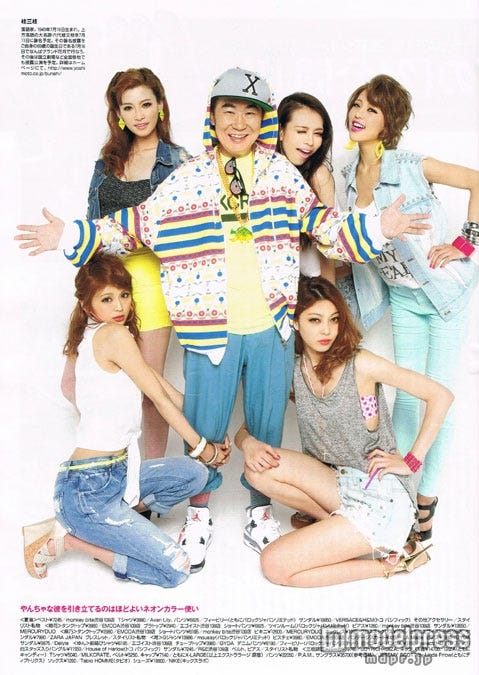 美女モデルに囲まれご満悦の表情を浮かべる桂三枝/画像提供:「BLENDA」(角川春樹事務所)