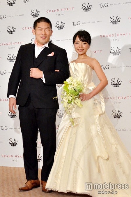 結婚会見を開いた石井慧選手と林明日香