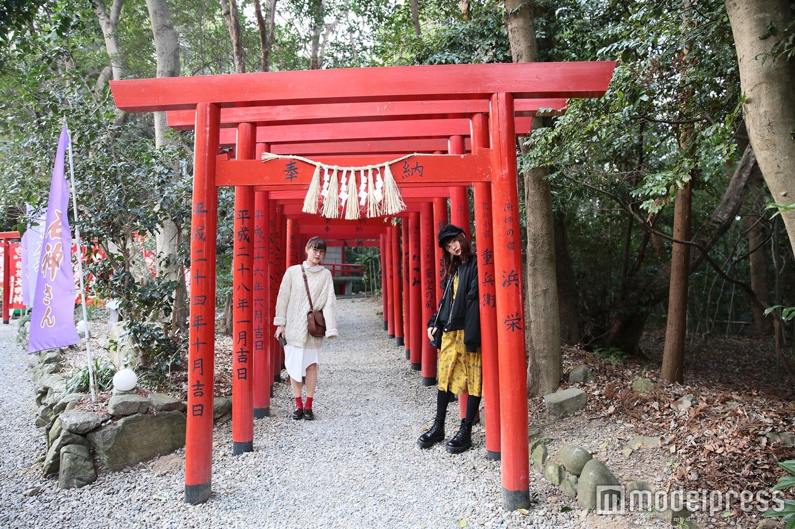 神明神社内の稲荷大明神／モデル：村田倫子、柴田ひかり（C）モデルプレス