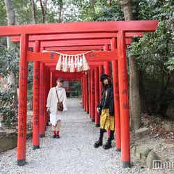 神明神社内の稲荷大明神/モデル:村田倫子、柴田ひかり(C)モデルプレス