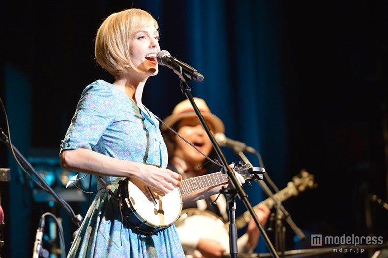 初ライブを行ったシャーロット・ケイト・フォックス