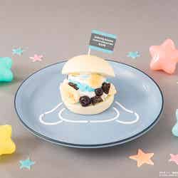 五条悟 × シナモロール ホワイトミルクバーガー 税込1,390円(C)芥見下々/集英社・呪術廻戦製作委員会 (C)2025 SANRIO CO., LTD. APPROVAL NO. L660907