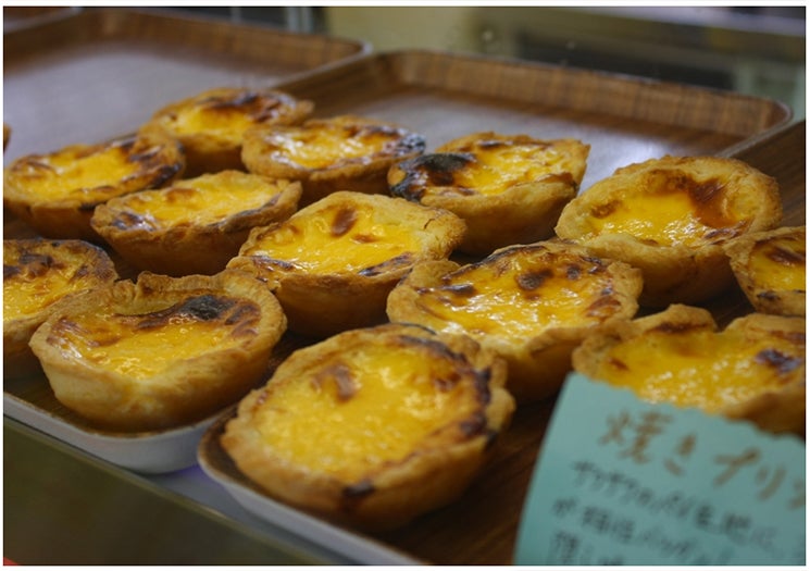 看板メニューのひとつ「焼きプリンパイ」／「369 farm cafe」オフィシャルサイトより