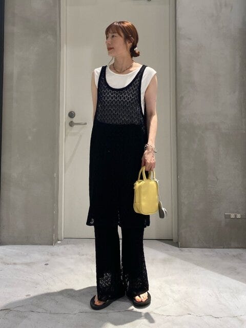 セットアップコーデ 2025夏女性おすすめ透け感黒ニットセットアップコーデ