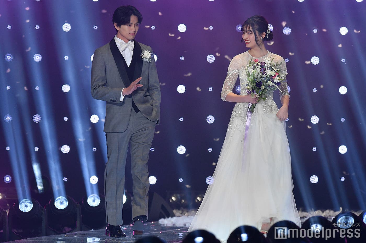 (左から)新田真剣佑、吉川愛(C)モデルプレス