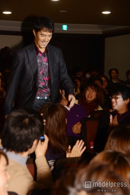 会場にサプライズ登場した阿部寛