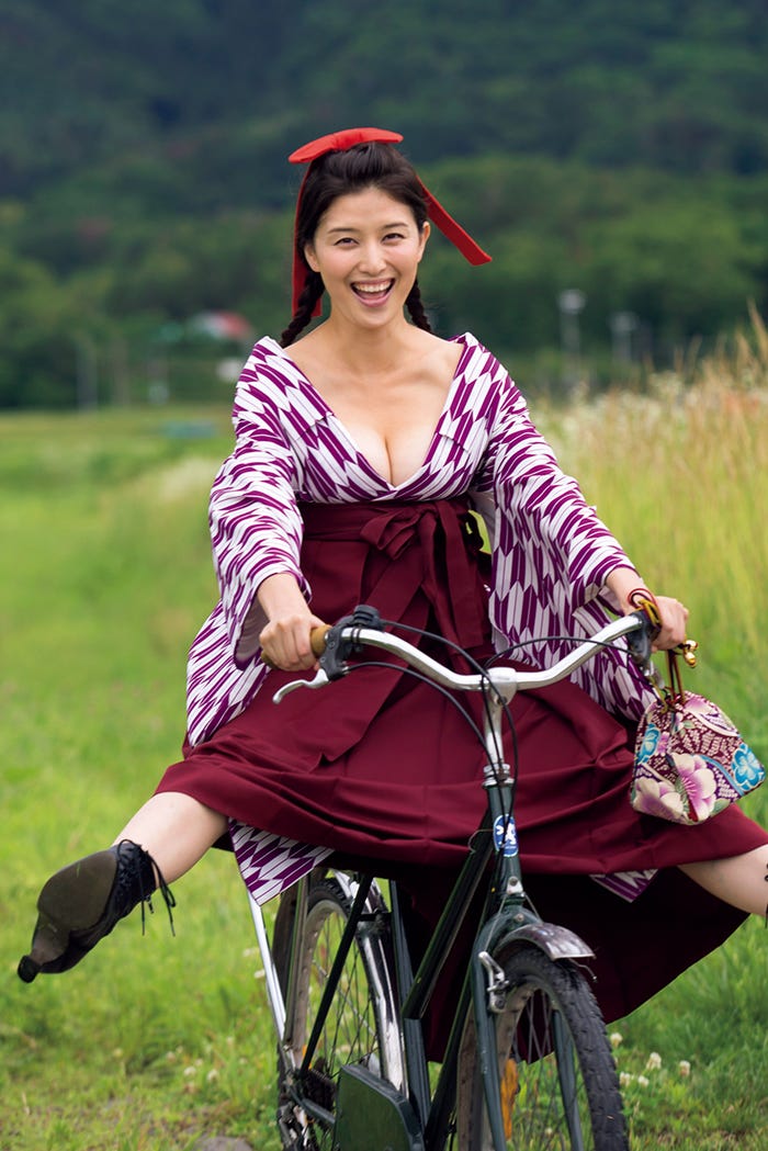 時代を超えたSEXYヒロインに扮した橋本マナミ/『タイムストリッパー』より(画像提供:光文社)