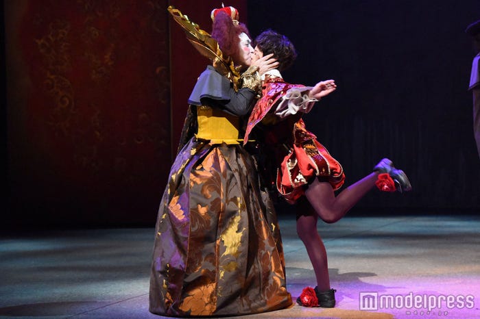 濃厚キスを繰り広げる小日向文世、多部未華子(C)モデルプレス