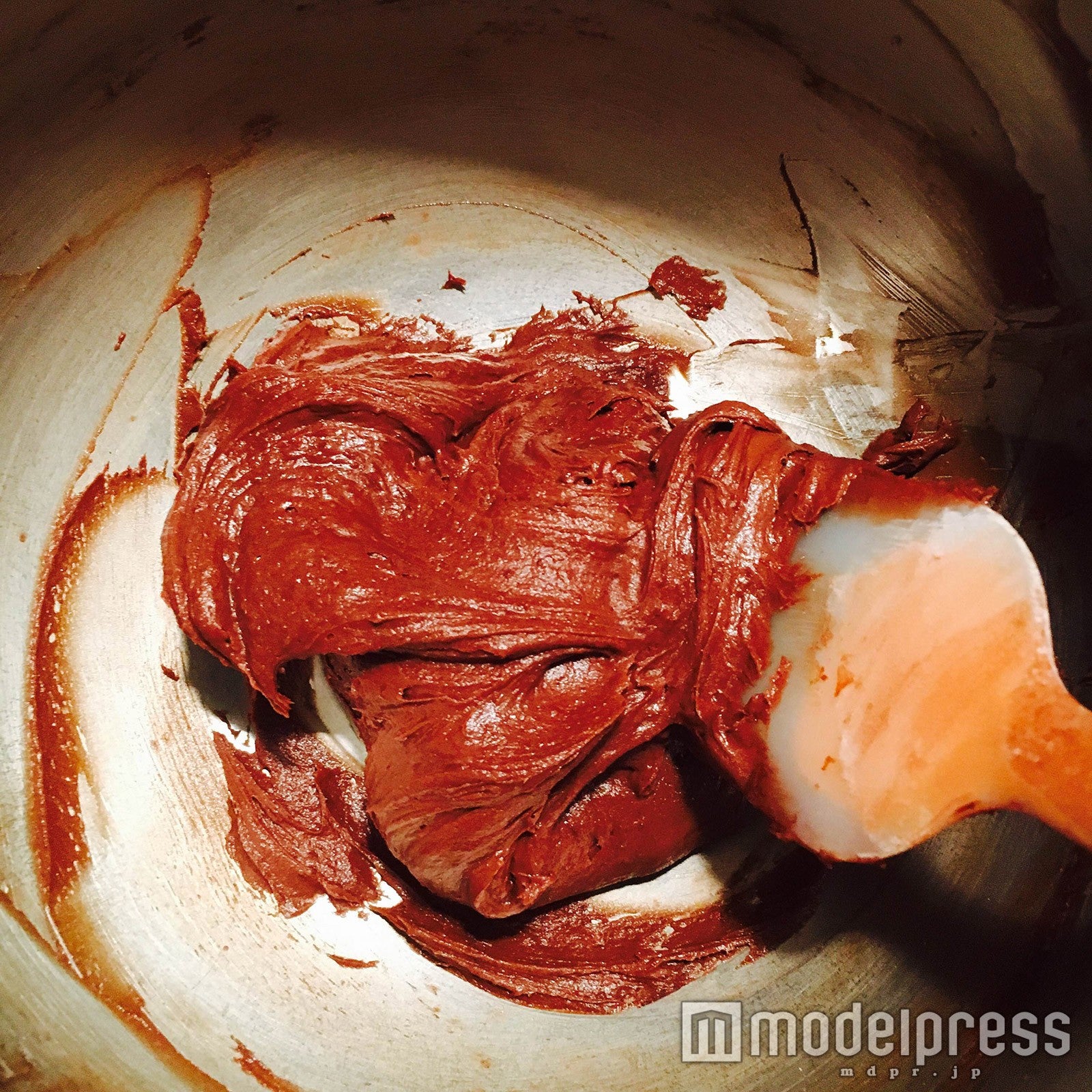 ゴムベラでさっくり合わせる／画像提供：柏原歩