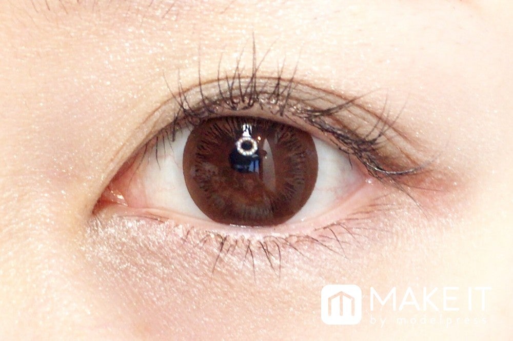 ルナソル／フェザリースモーキーアイズ／02 Smorky Monotone 使用 (C)メイクイット