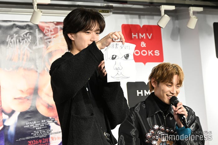 高松アロハが作った紙飛行機を広げる山中柔太朗(C)モデルプレス