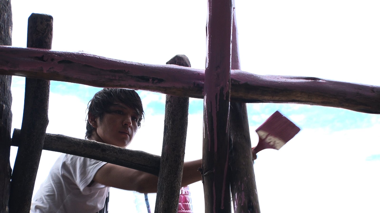 ブランコを作るJOYくん「あいのり：African Journey」第22話より（C）フジテレビ