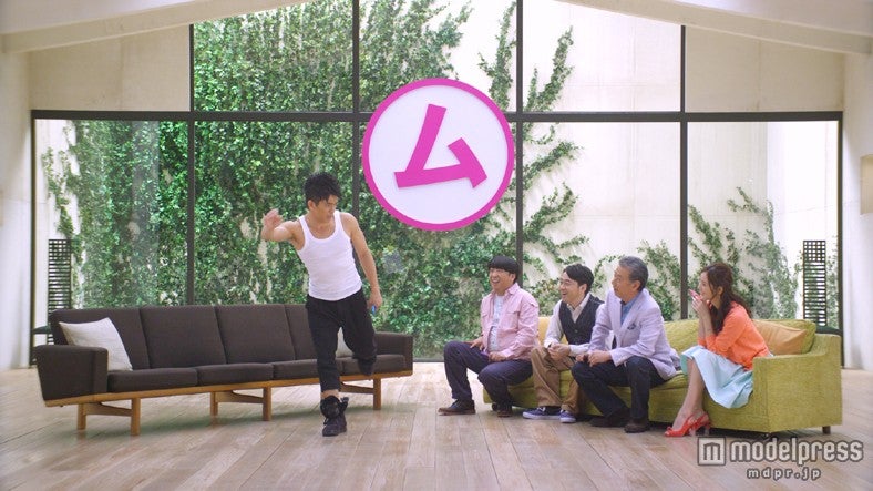 （左から）武井壮、日村勇紀、設楽統、高田純次、佐々木希／「かけ放題」篇