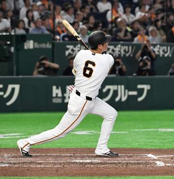 巨人・坂本が今季1号 通算300号に王手 七回に1点差に迫るソロをバックスクリーン左へ