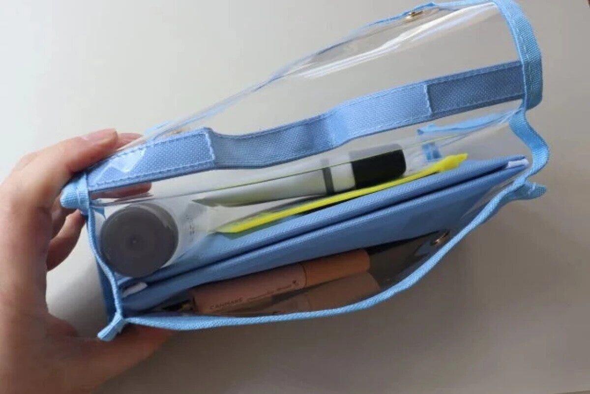 透明なペンケースに文房具やコスメが収納されている様子