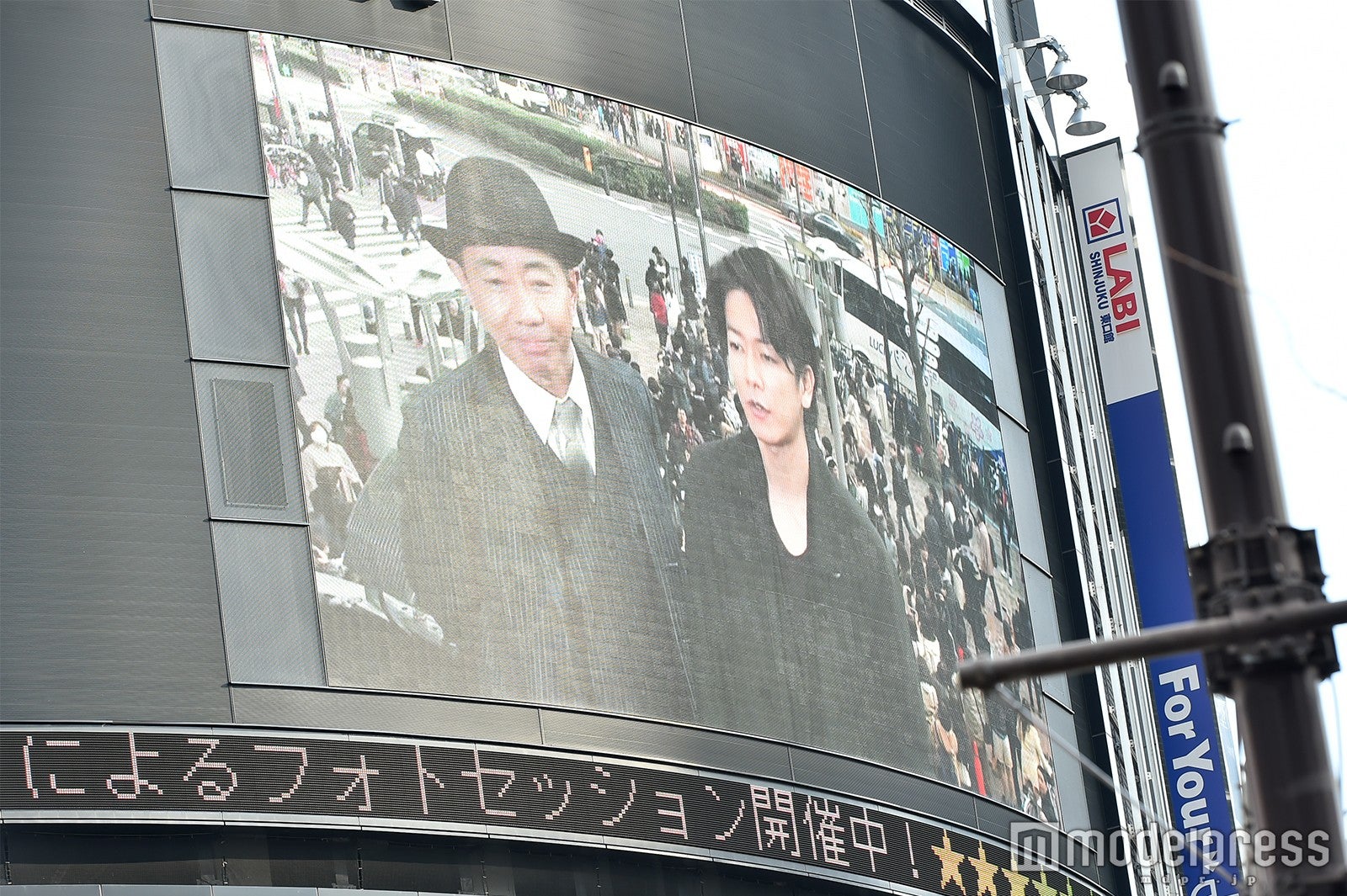 ユニカビジョンと新宿の街並みをバックにフォトセッション （C）モデルプレス