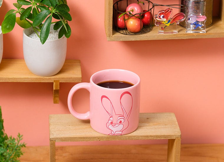 ホットコーヒー税込690円(C)Disney