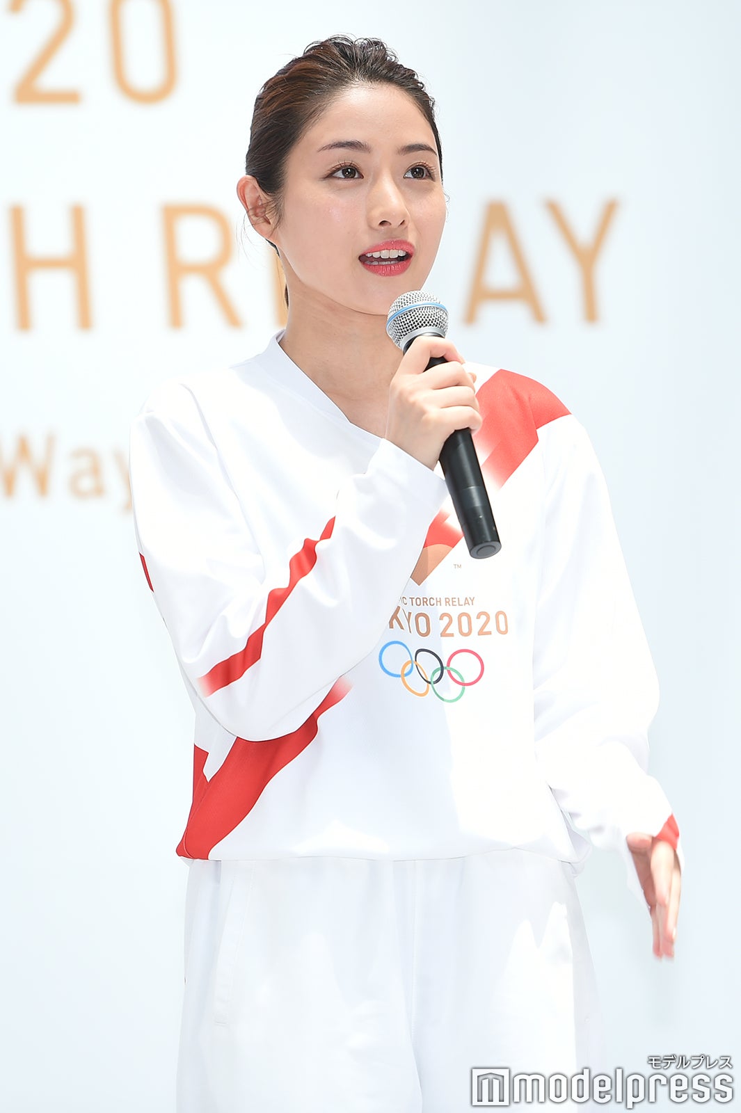 聖火ランナーユニフォームをお披露目する石原さとみ（C）モデルプレス