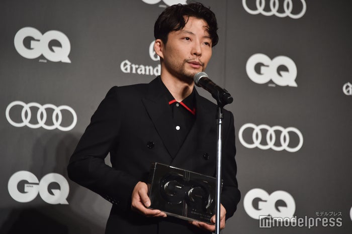 星野源 レアな髭姿で登壇 働き通しの1年 振り返る Gq Men Of The Year モデルプレス