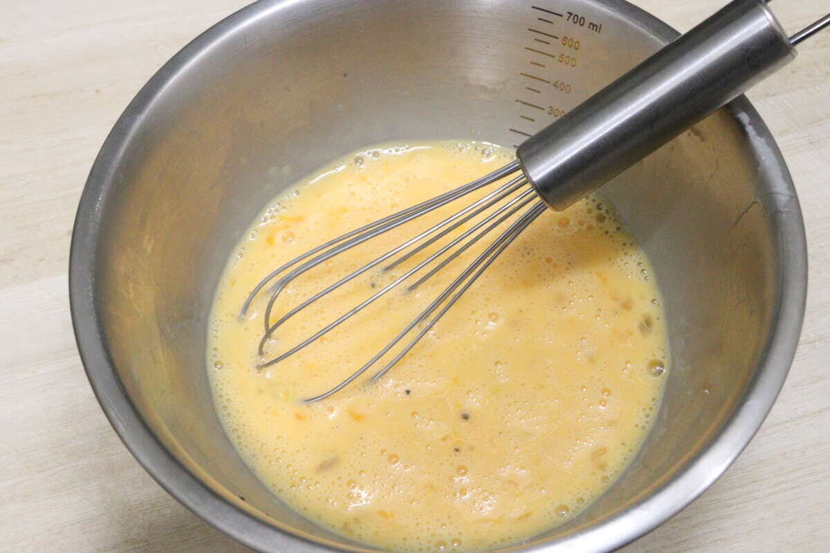 レンジで簡単！オムレツ　溶き卵の準備