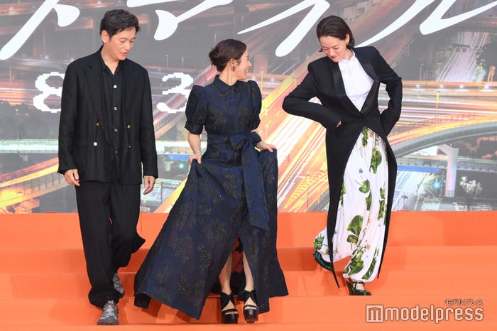 井浦新、石原さとみ、エスコートポーズを取っておどける市川実日子(C)モデルプレス