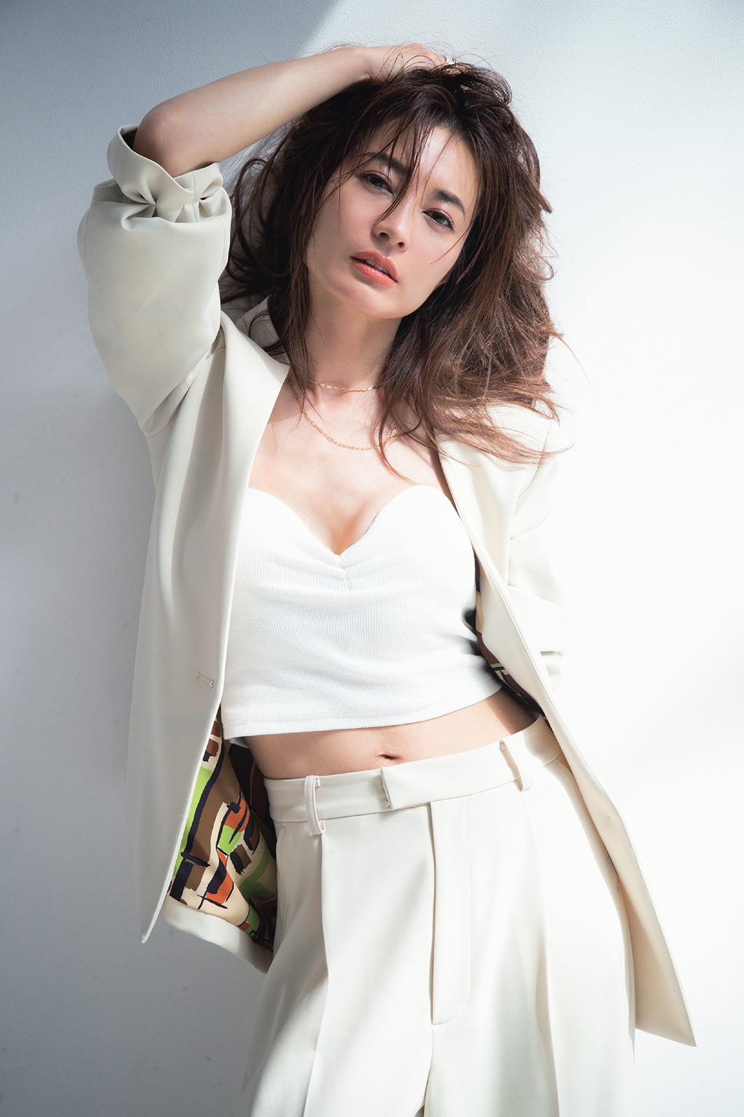 新山千春、17年ぶりグラビアで美バストちらり