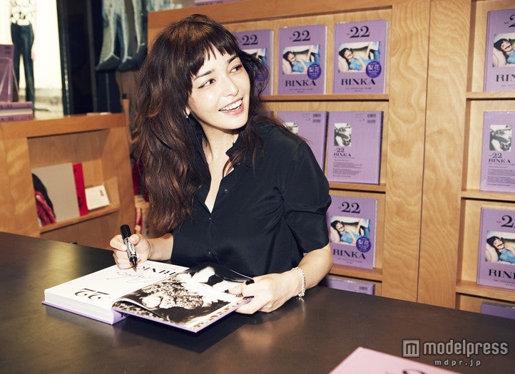 ファンとの交流を楽しむ梨花