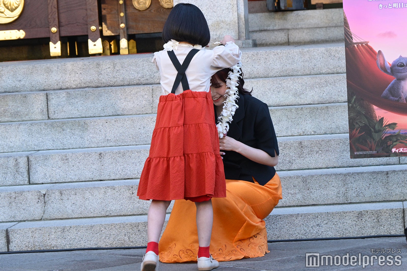 MOMONAへレイを贈る永尾柚乃（C）モデルプレス