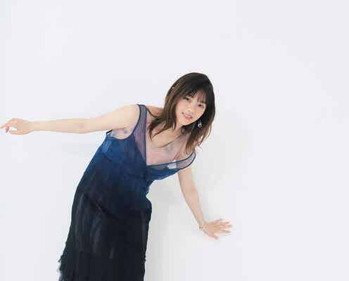 西野七瀬、ノースリーブワンピで素肌見せ 幸せそうな笑顔も