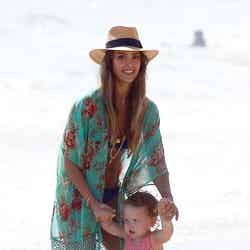 2013年9月、マリブのビーチで次女ヘイヴンちゃんと一緒にいるところをパパラッチされました。FameFlynet Pictures／Zeta Image【モデルプレス】