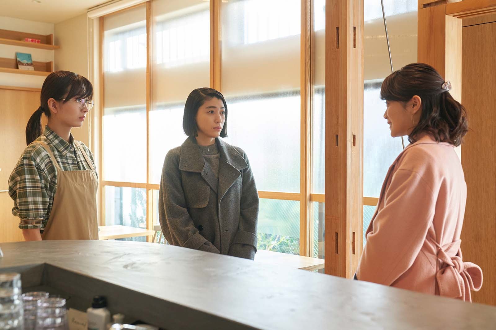 岡崎紗絵、成海璃子、深川麻衣「アイのない恋人たち」第7話より（C）ABCテレビ