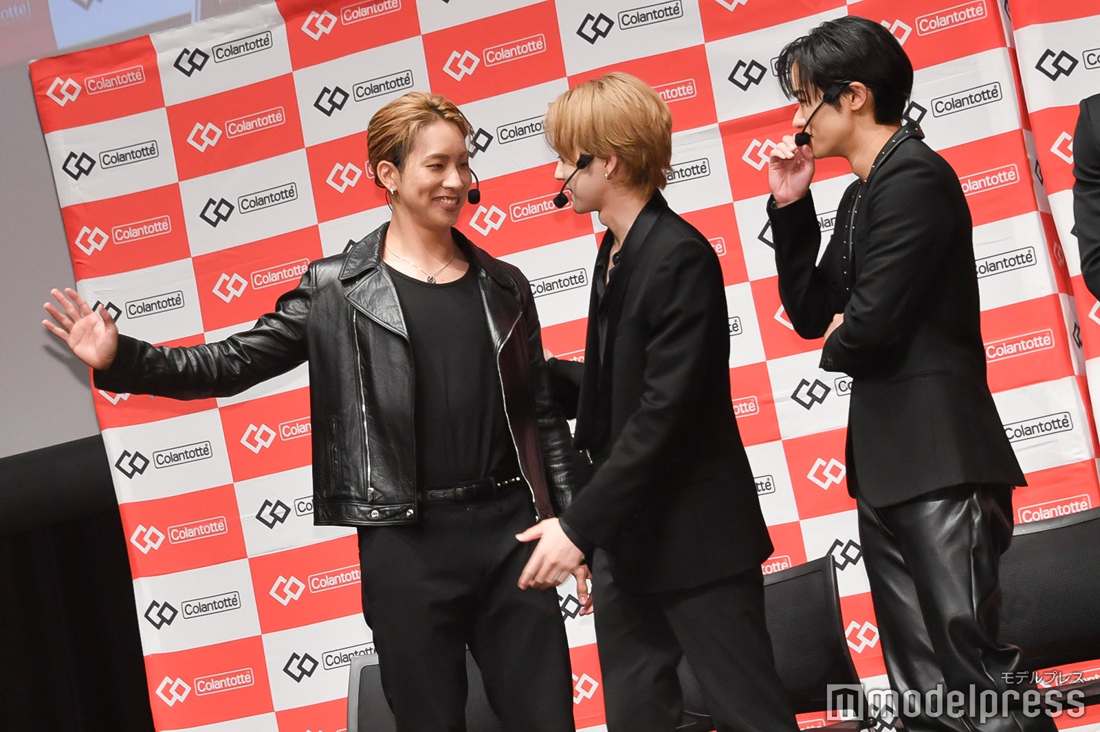 リーダーに決まるも控えめな陣に堂々とするように伝える吉野北人、見守る川村壱馬（C）モデルプレス