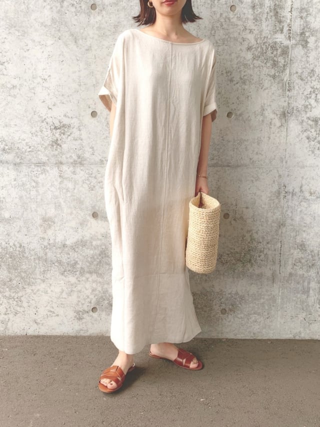 ベージュのロングワンピースにZARAのサンダルを履いた女性