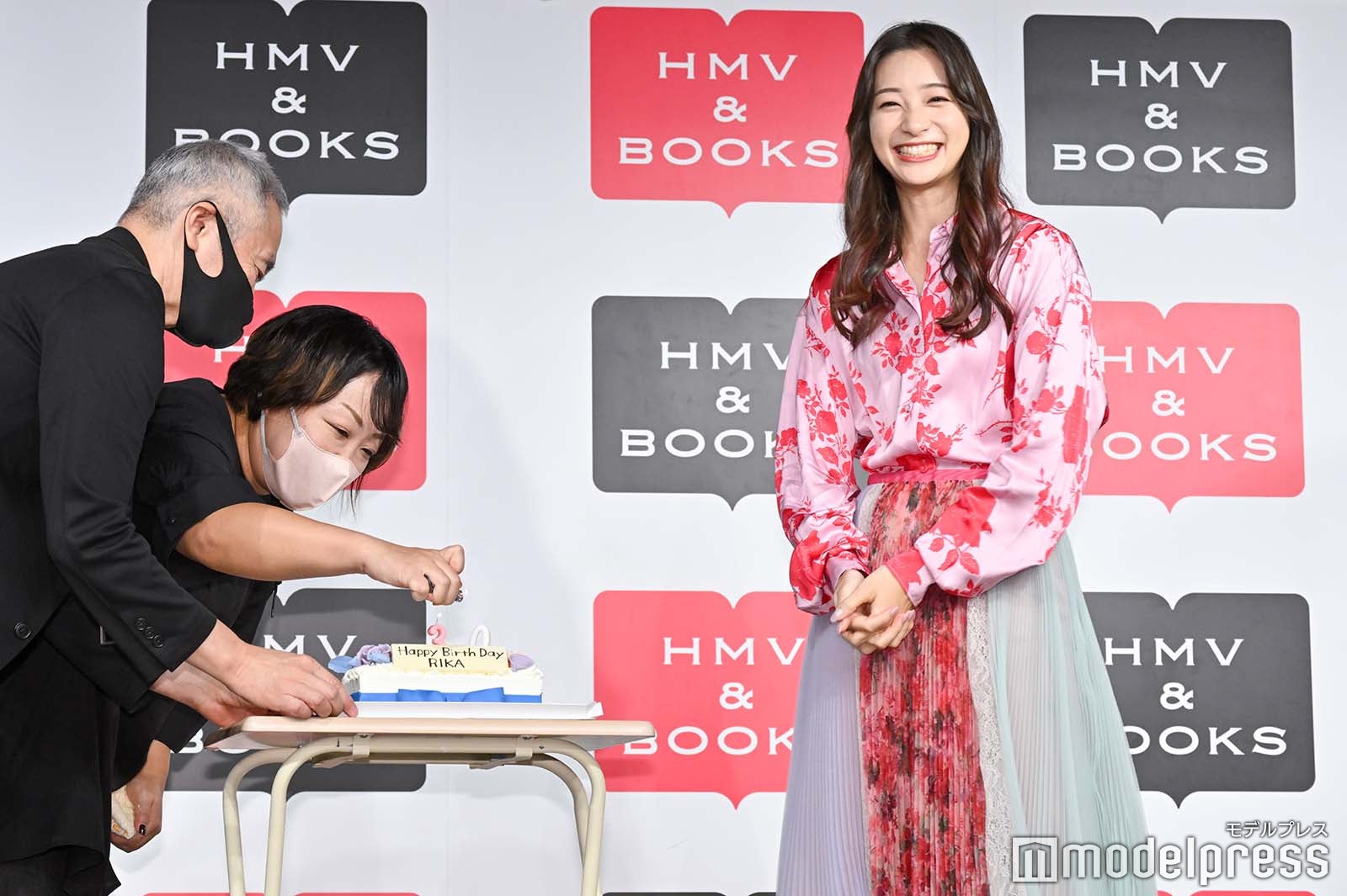 足立梨花の元にバースデーケーキが登場（C）モデルプレス