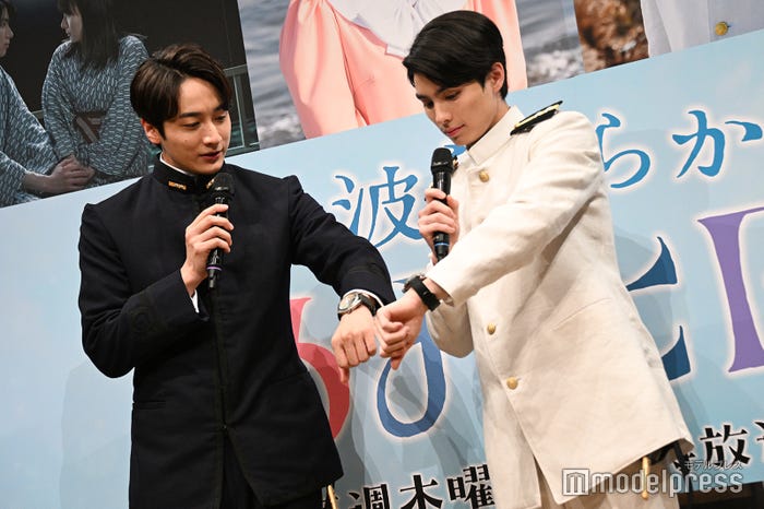 小道具の時計を紹介する小関裕太、本田響矢(C)モデルプレス