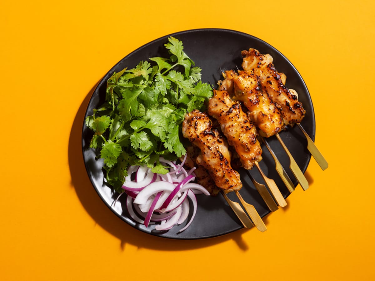 オリエンタル風サテ（インドネシアで食べられている焼き鳥）などビアガーデン限定のエスニック料理を堪能（画像はイメージ、提供画像）