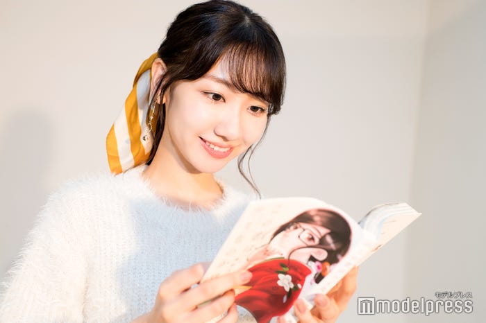 「開いたページがちょうどパンツのシーンだった!」と笑う柏木由紀(C)モデルプレス