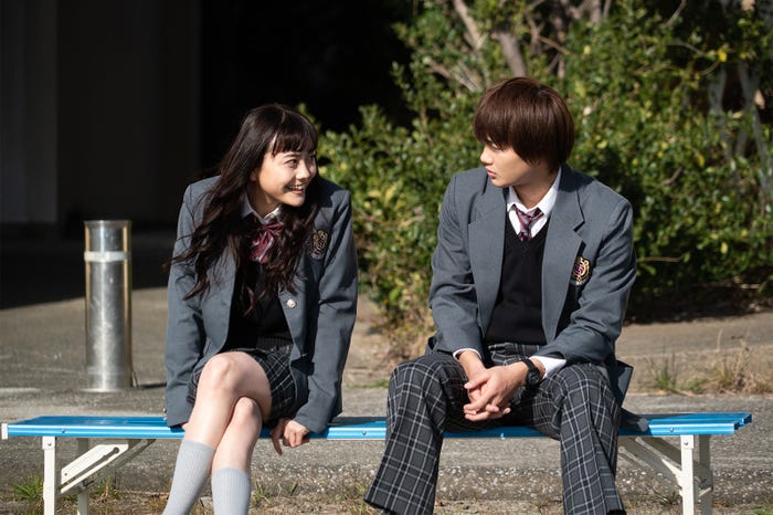 松井愛莉、野村周平/「僕の初恋をキミに捧ぐ」第1話より(C)テレビ朝日